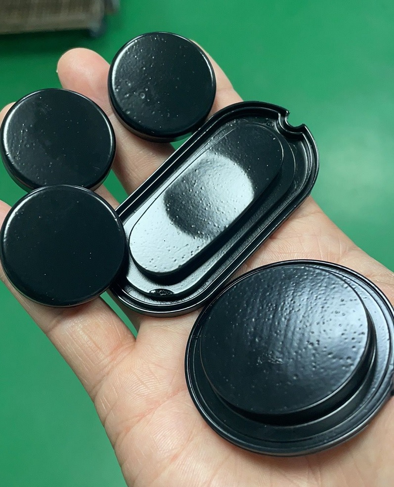 硅膠產(chǎn)品表面噴亮面黑油問題點(diǎn)