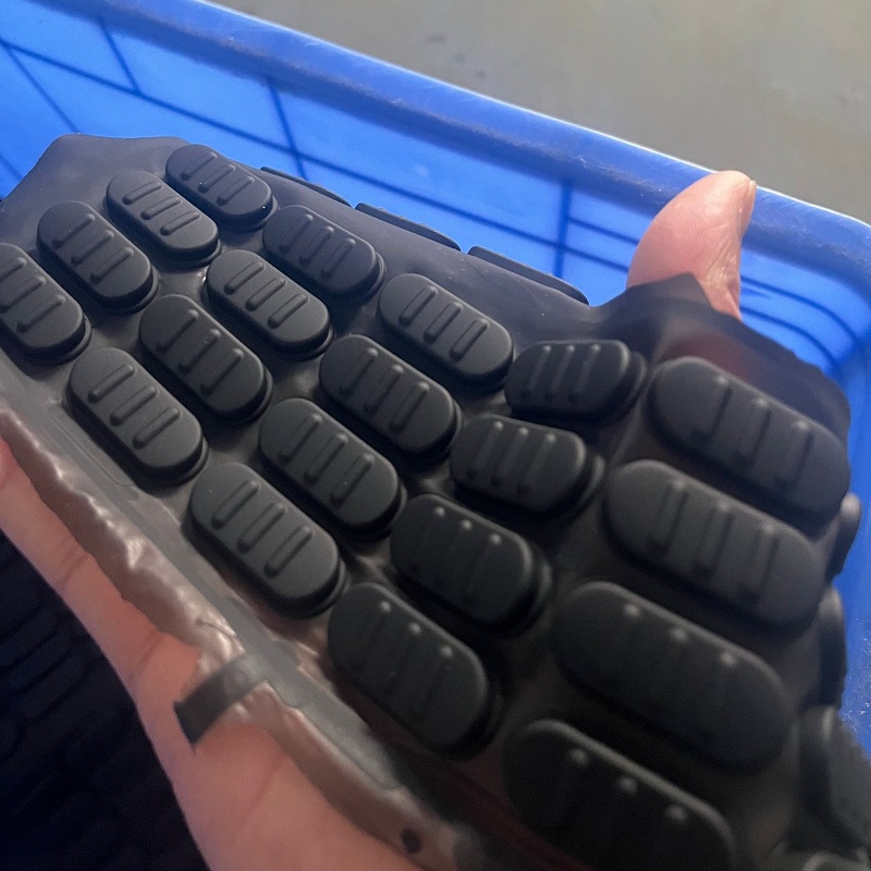 硅膠五金一體成型硅膠按鍵的制造