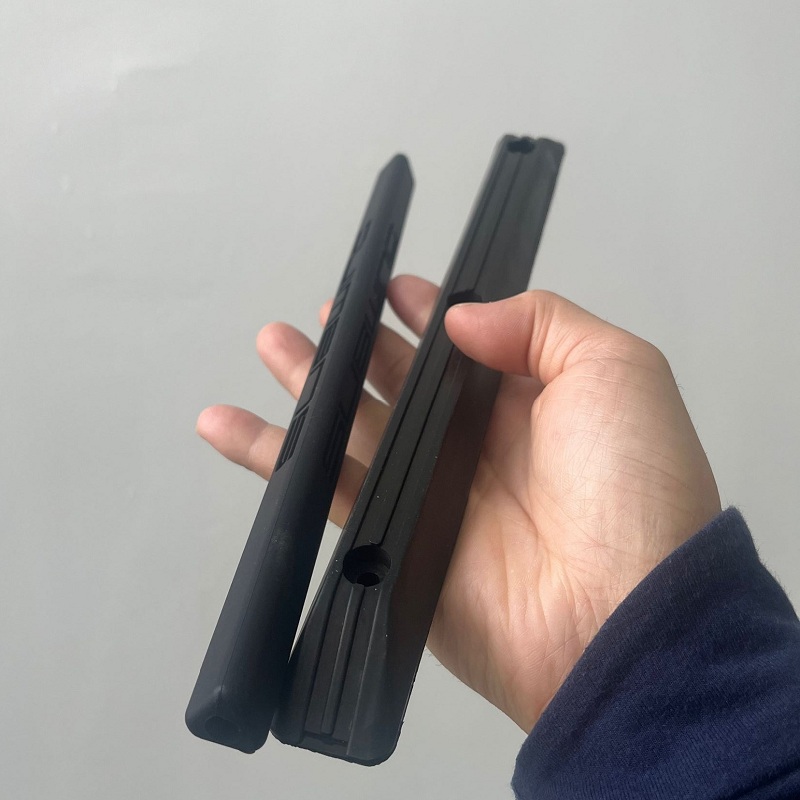 橡膠長(zhǎng)條棒模具拍照