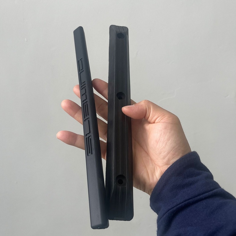 橡膠長(zhǎng)條棒模具拍照