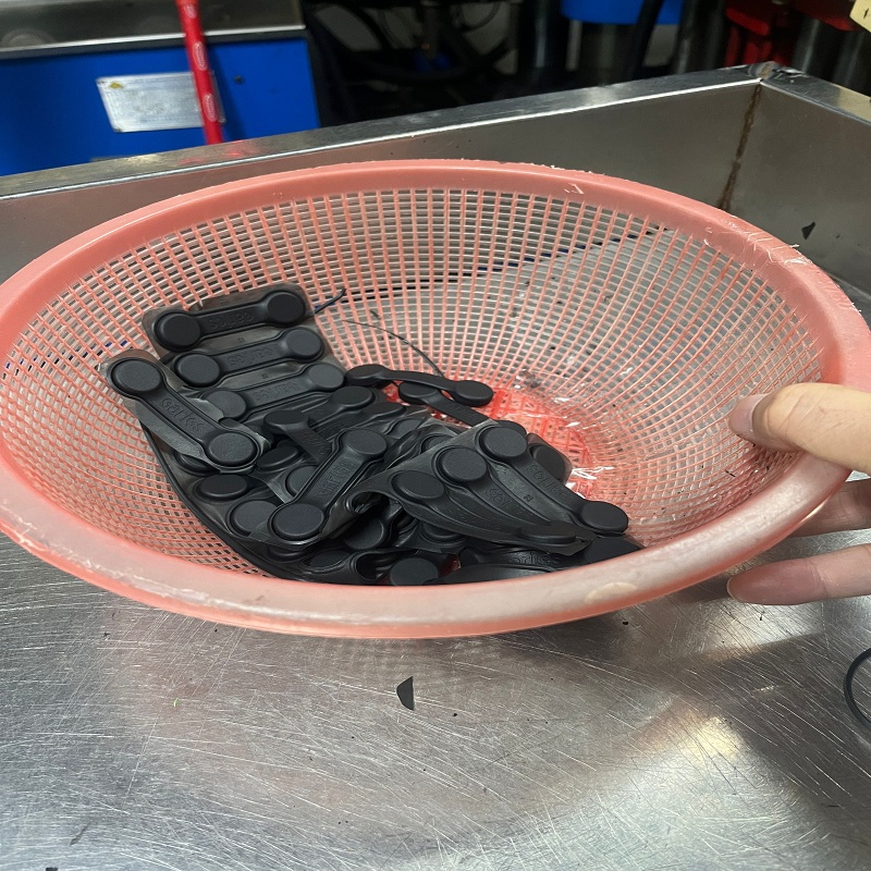 骨傳導(dǎo)硅膠耳塞硅膠包磁鐵的生產(chǎn)